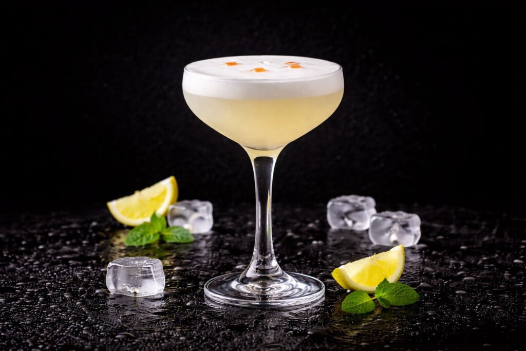 Pisco Sour este un cocktail clasic sud-american cu pisco, lime și albuș. Elegant și echilibrat, oferă o textură catifelată și un gust sofisticat.